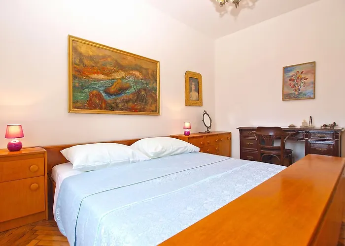 Paulina 1347 Πούλα