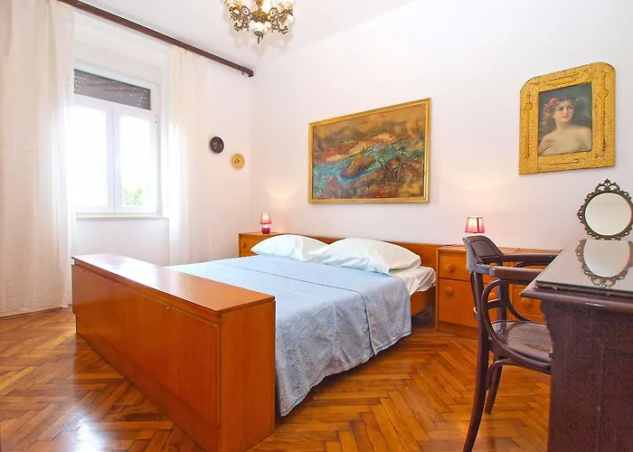 Paulina 1347 Πούλα